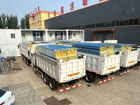 活动板房跟货车同装