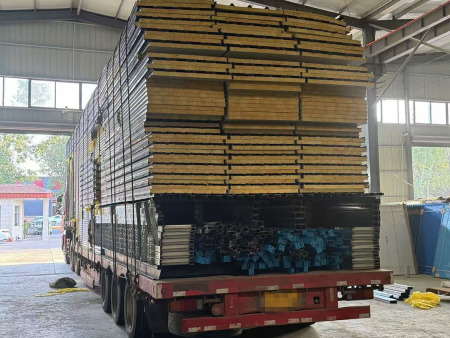 彩钢板房装车发货