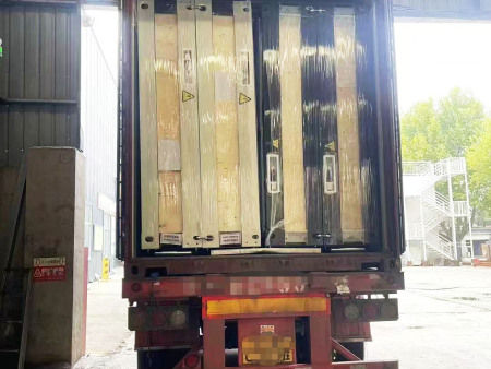 发往海外打包箱装柜完毕