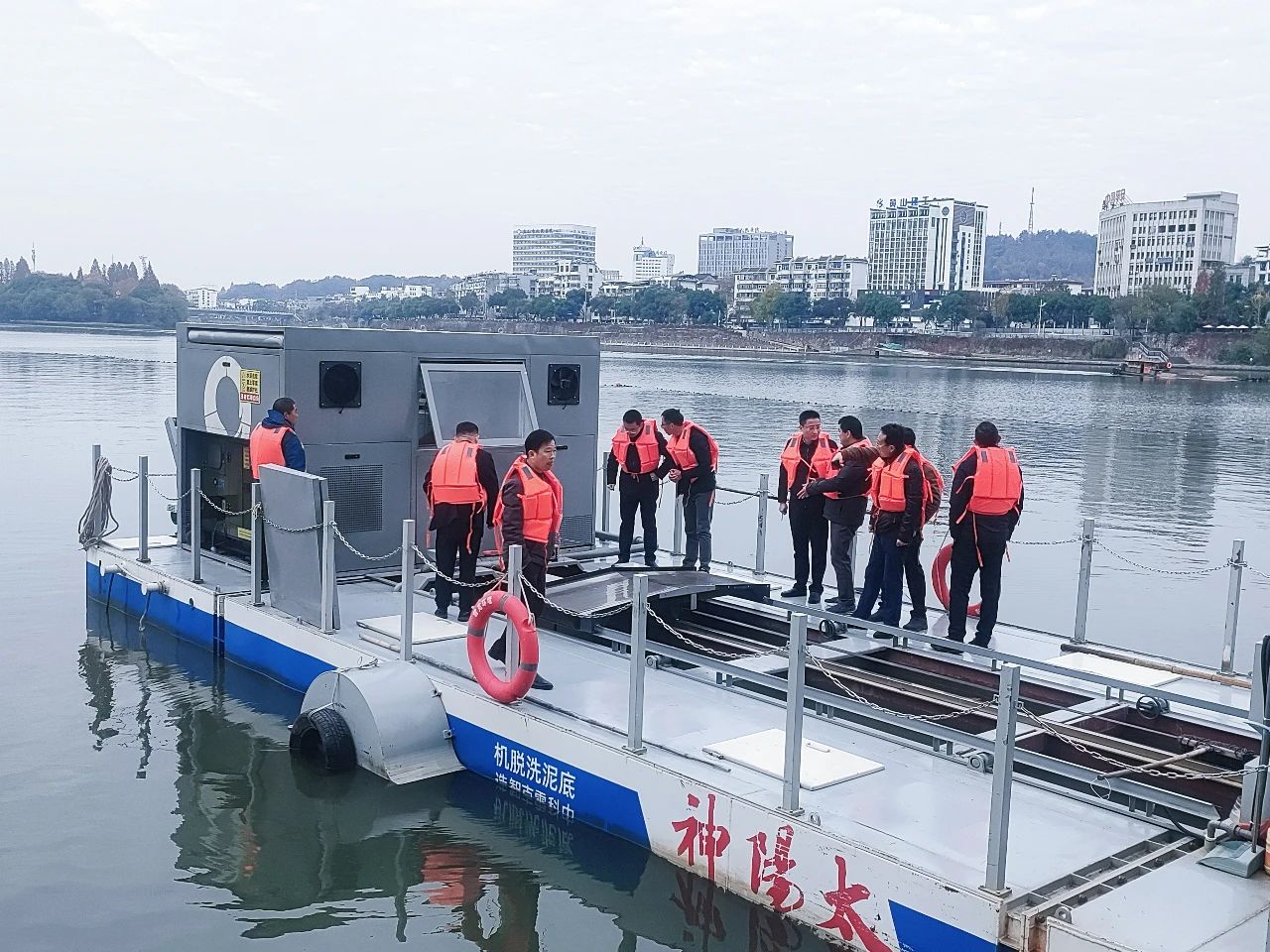 黃山副市長戴煒視察新安江屯溪段水域生態修復與藍藻水華風險防控項目