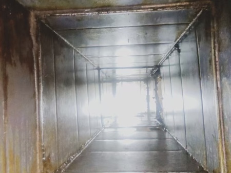 商场餐饮区焕新秘诀：油烟管道清洗不可少