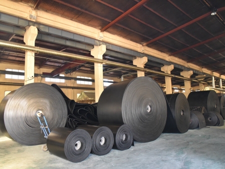 Flat conveyor belt