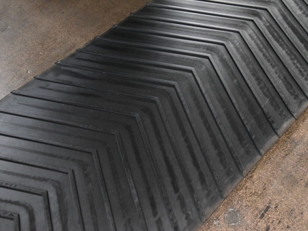 Patterned conveyor bel