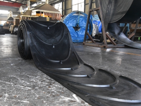 Patterned conveyor bel