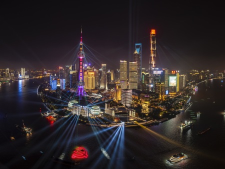 景观亮化正以令人惊叹的速度，重塑着城市的昼夜表情