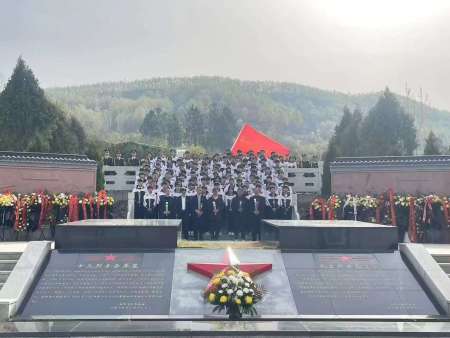 组织清明祭英烈和远足活动