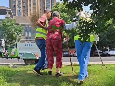 八旬老人欲投河寻短见 雷克员工成功劝阻