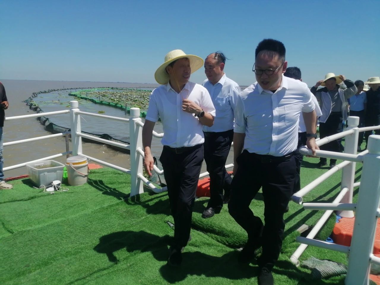 湖北省政協(xié)副主席張維國調(diào)研洪湖底泥洗脫生態(tài)修復(fù)試驗項目