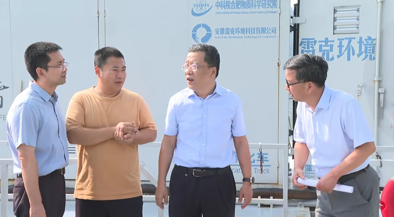 黃山市委書記丁純調研新安江屯溪段水域生態(tài)修復與藍藻水華風險防控項目