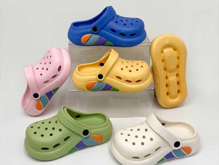 5717 儿童四色描漆洞洞鞋24-35