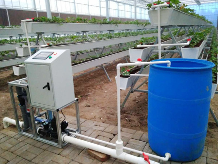 Integrated water and fertilizer machine