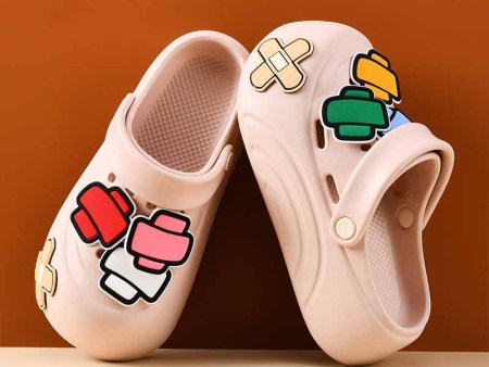 5878   创口贴饰扣洞洞鞋女35-40