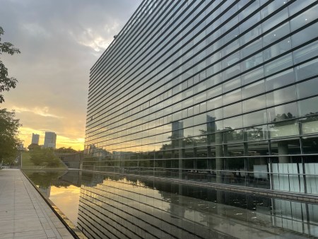 金属与玻璃肋组合幕墙：建筑表皮的光影诗学（中国幕墙.网址）