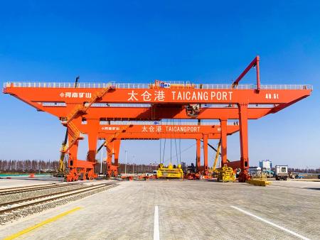 太仓港轨道式集装箱门式起重机