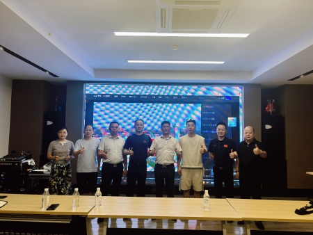 商会组织观看抗战胜利80周年阅兵式