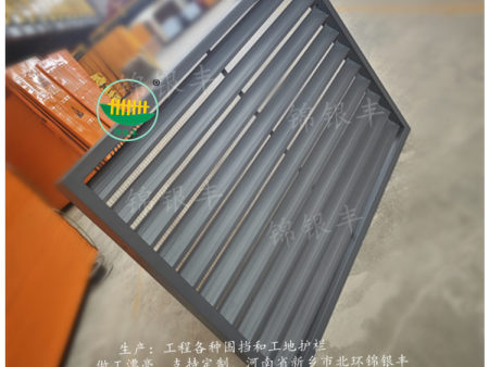 灰色带丝网锌钢百叶窗