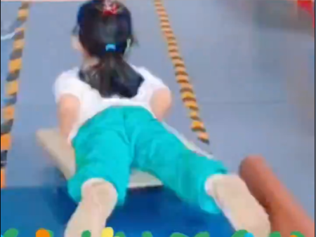 汇通康教成长中心感统课《冲滑板》