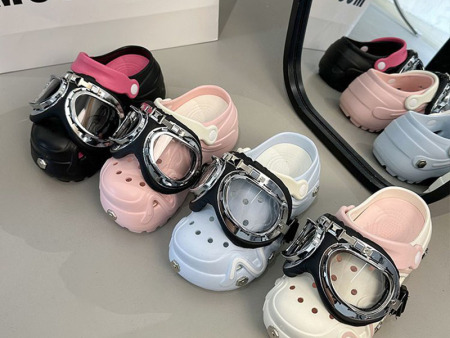 6579   眼镜线条描漆洞洞鞋35-40