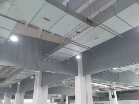 Flexible smoke barrier wall