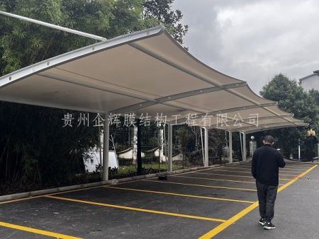 膜結(jié)構(gòu)拉桿停車(chē)棚