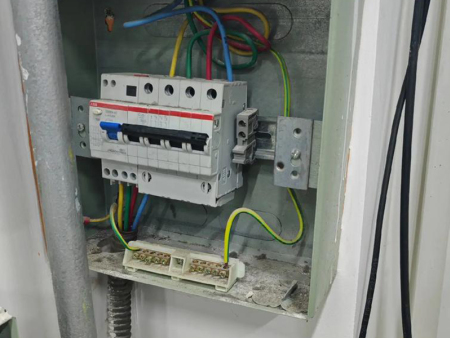 更换一个200安培的配电盘需要多少钱?