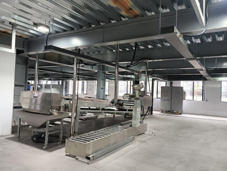 烟台鸿东粉末设备混合机、挤出机、压片机、磨粉机的型号参数（如产能、功率）需如何匹配，才能保证整套生产线的连续运行