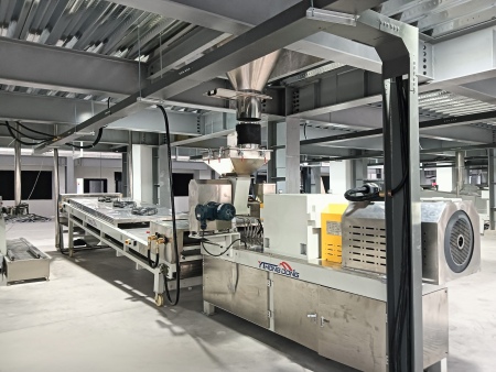 烟台鸿东粉末挤出机与压片机联动生产的核心目的是什么？