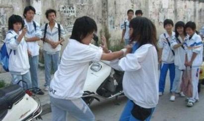 先动手打人负什么法律责任?