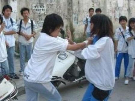 先动手打人负什么法律责任？