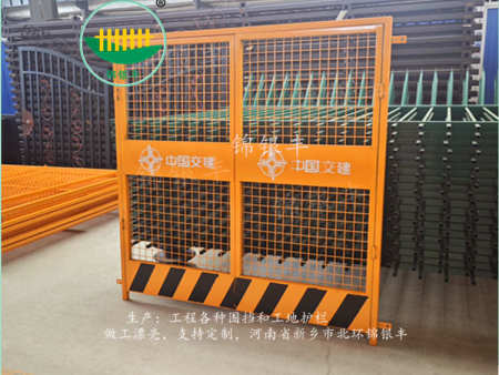 施工升降机防护门图片 施工升降机防护门图片