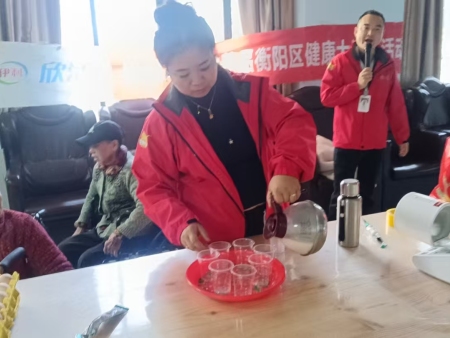 伊利欣活奶粉衡陽送暖，洪福苑養(yǎng)老院冬日飄香