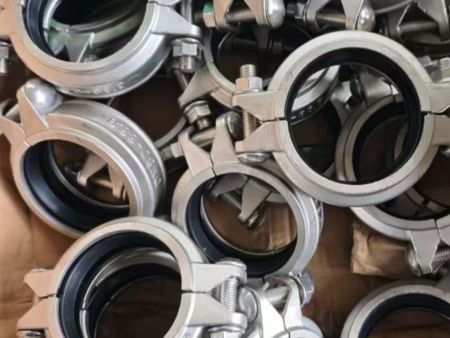 不锈钢沟槽管件-卡箍