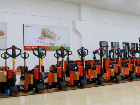 無(wú)人駕駛叉車技術(shù)落地：AGV 叉車如何重塑工廠搬運(yùn)模式？-唐山修叉車廠家為您解答