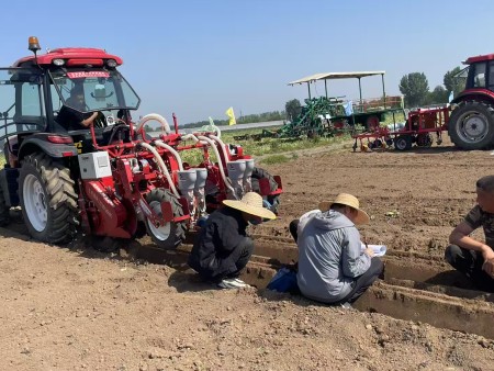 青岛大顺在北京露地蔬菜机械化推广活动中...