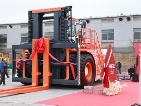 擎动未来 实力鉴证——国内首台70吨叉车交车仪式