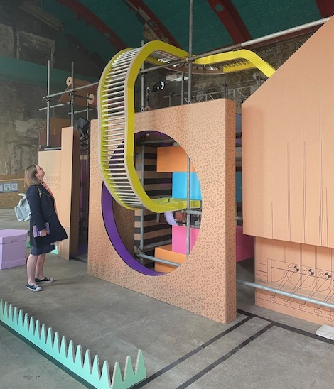 设计团队以巨大的瓦楞艺术装置令人印象深刻