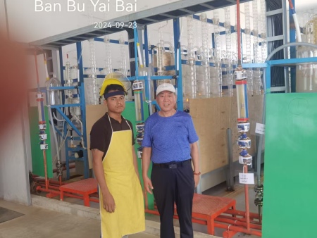 公司領(lǐng)導(dǎo)在泰國(guó)操作人員合影