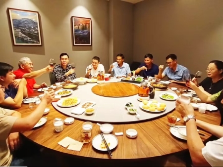 公司領(lǐng)導(dǎo)與越南東亞化學(xué)技術(shù)人員共同舉杯