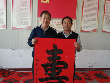 《青州民生新闻速览》2月2日上午，青州老干部书画研究会 王母宫分会 走进三德尔机械有限公司迎春送福志愿服务文化活动