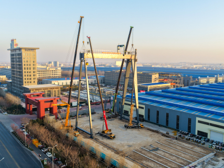 重磅突破！2000t门式起重机试验平台主梁顺利起吊，筑牢智造品质根基