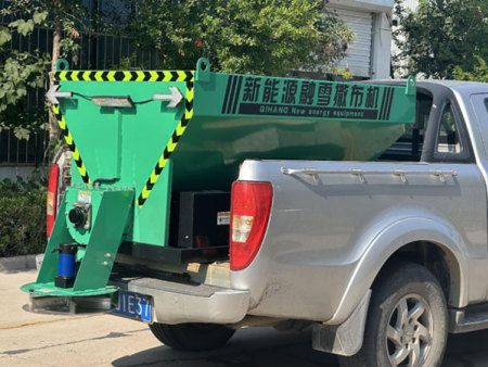 1.1m³自带动力电动撒布机