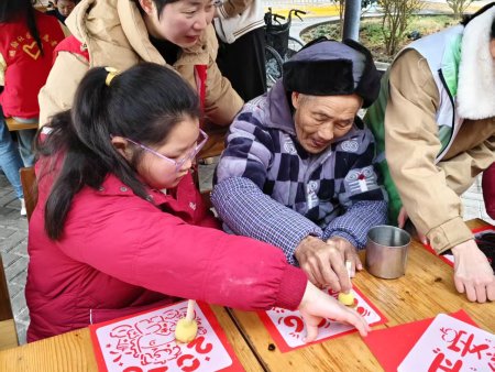老少同乐，情暖鸿福苑——“结伴同行”儿童关爱主题活动温情上演