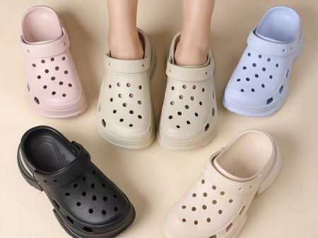 7472 坡跟描漆洞洞鞋女35-40