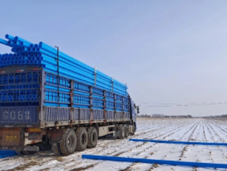 PE给水管陆续卸货工地现场_天薇管业