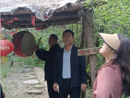 《民生新闻速览》4月30日，青州市老干部书画研究会王母宫分会在王好钦会长率领下，老干部书画家们走进王坟插旗山开展书画写生研学采风文化实践交流活动