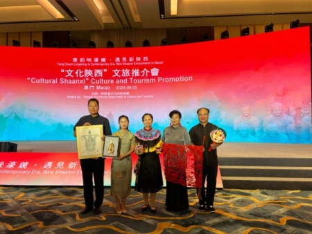 2024年马来西亚文旅推介活动与马来一起合影4