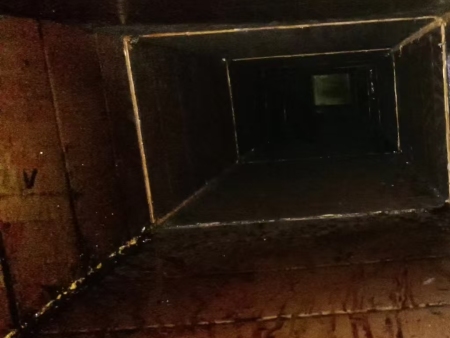 美食城集中管路清洗，分区作业兼顾卫生与经营