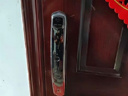 全自动指纹锁安装完成