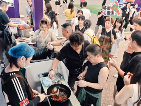毛豆小龙虾倾情助阵白鹿原龙虾音乐节，品质美味获全场好评