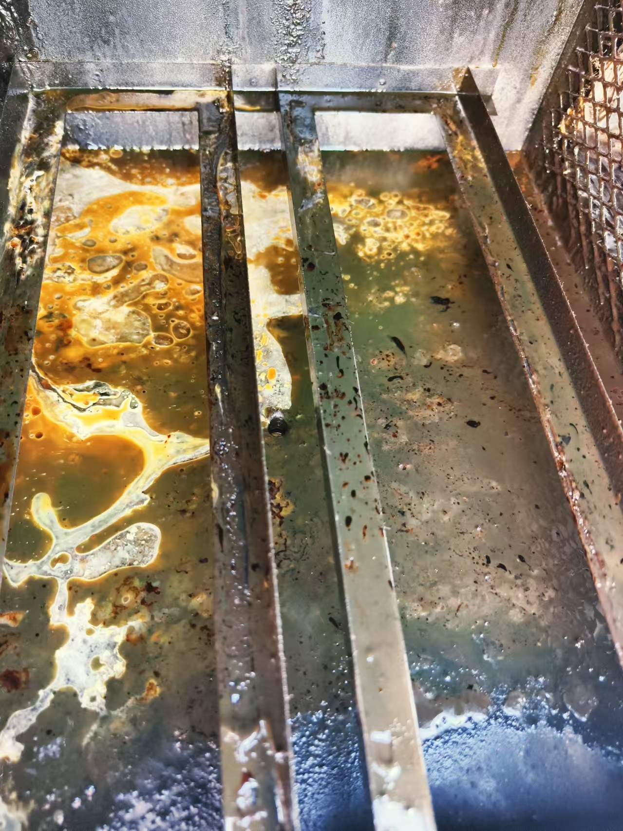 西安初秋清洗避坑指南！挑選靠譜本地團隊，油煙管道清洗貼合新規標準